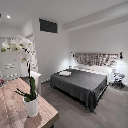 Chiara Hotel 2*